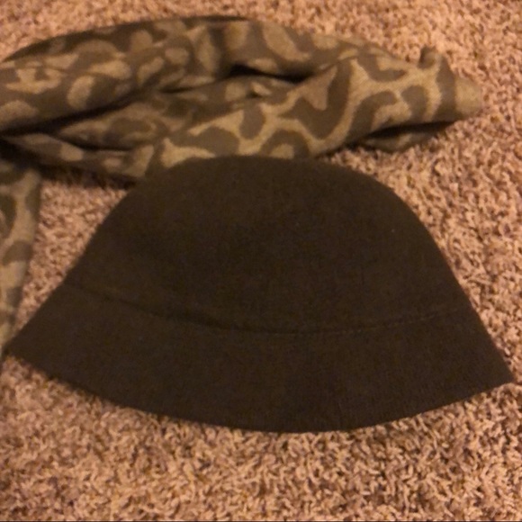 free scarf with brown hat - - Picture 4 of 8